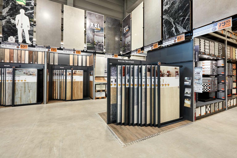 Fliesenpräsentation im Hornbach Markt mit verschiedenen Designs und Materialien