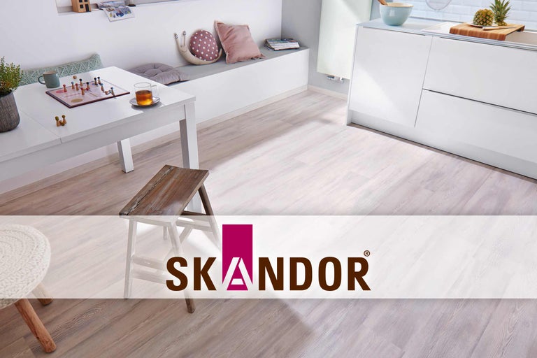 Heller Wohnraum mit Laminatboden und Esstisch