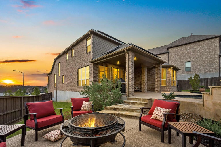 Feuerstelle mit Sitzgelegenheiten im Garten eines Wohnhauses.