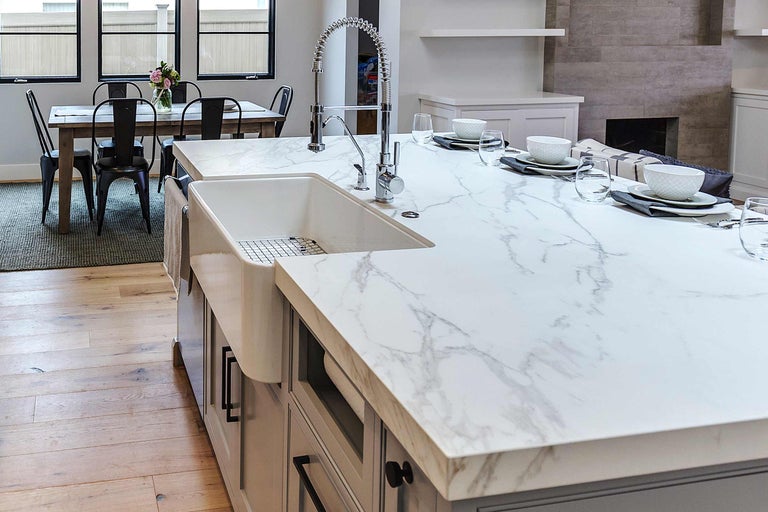 Helle Küche mit Marmorarbeitsplatte, Spüle und Essbereich