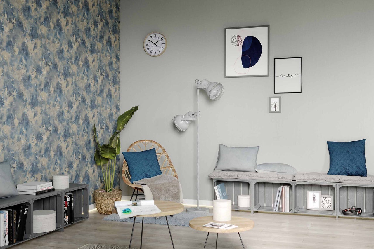 Wohnzimmer mit gemusterter Tapete, Sitzgelegenheit aus Holzkisten und Dekoration