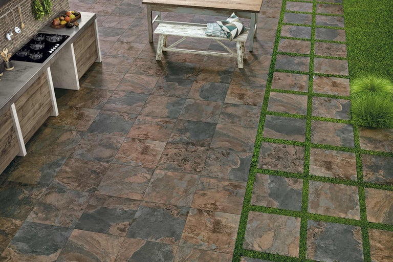 Terrasse mit Pflastersteinen und Sitzbereich