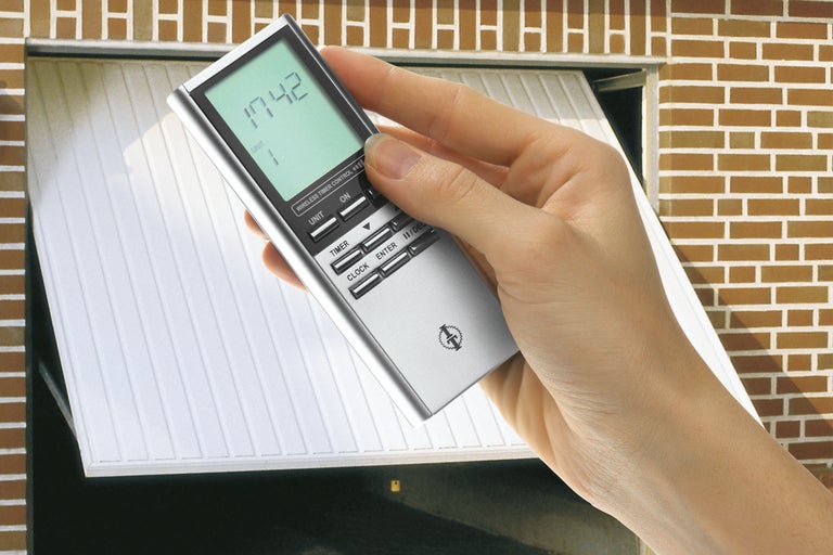 Hand mit Garagentor-Funksteuerung