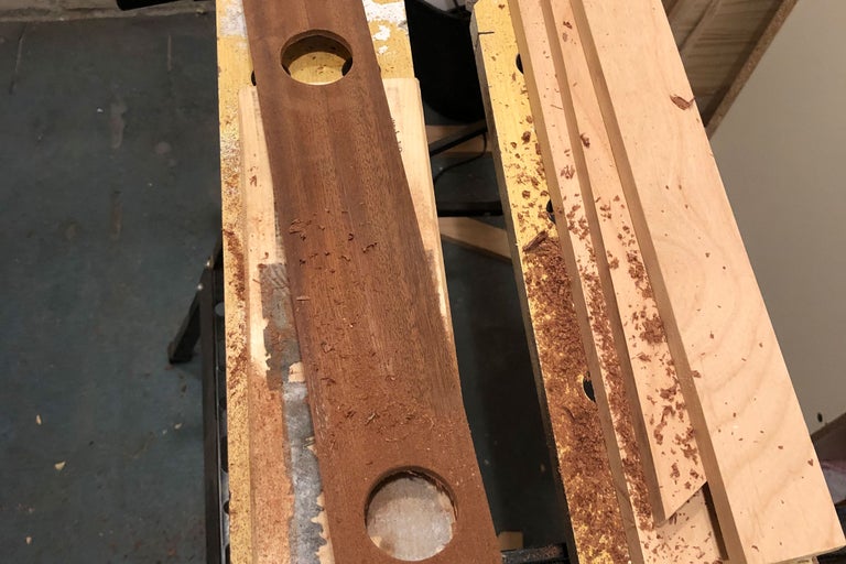 Holzbrett mit zwei Löchern und Holzspänen