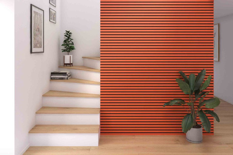 Innenaufnahme eines Raumes mit Treppe und Akustikpaneelen an der Wand