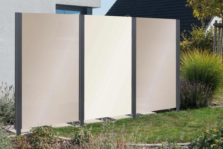 Gartenzaun mit Elementen aus grauem Rahmen und Sichtschutzpaneelen