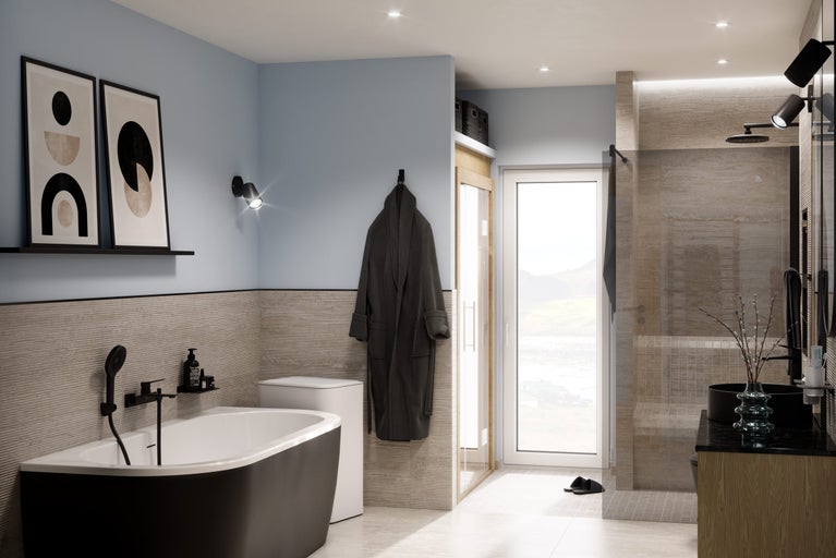 Modernes Badezimmer mit Badewanne, Waschtisch, Dusche und Accessoires