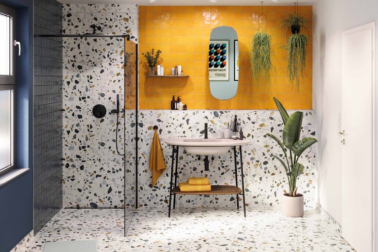 Helles Badezimmer mit Dusche, Waschbecken und Terrazzobodenfliesen