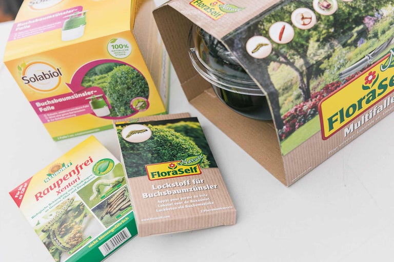 Verschiedene Produkte zur Schädlingsbekämpfung im Garten: Buchsbaumzünslerfalle, Raupenfrei Xentari und Lockstoff für Buchsbaumzünsler.