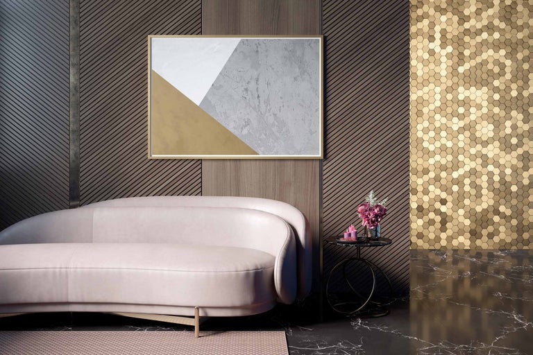 Wohnzimmer mit Sofa, Wandbild und dekorativer Wandverkleidung für eine stilvolle Einrichtung