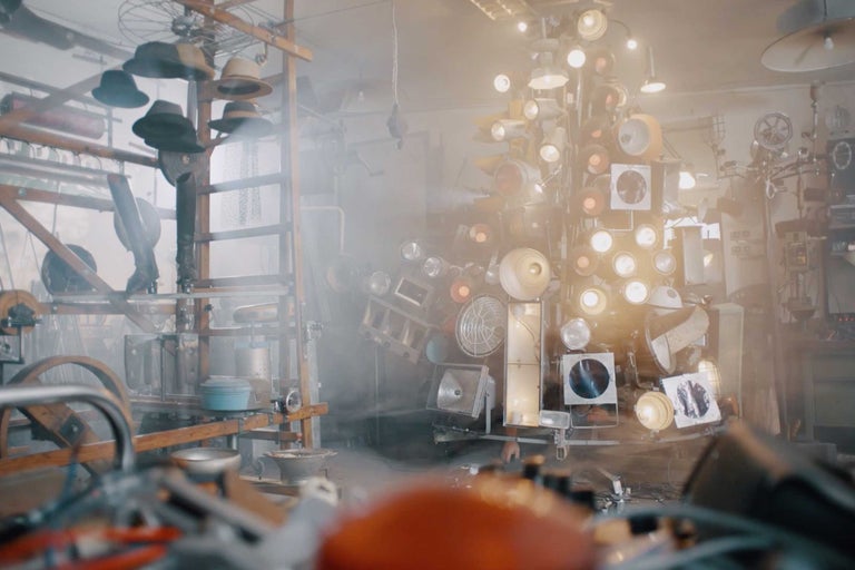 Werkstatt mit Beleuchtung in Form eines Weihnachtsbaumes und diversen Werkzeugen