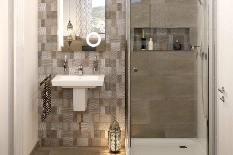 Badezimmer mit Waschbecken, Spiegel, Dusche und dekorativen Fliesen