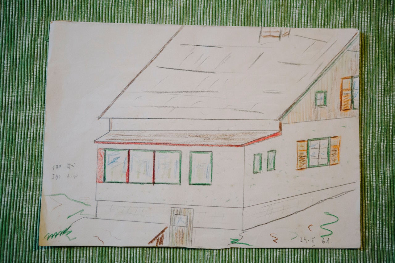 Skizze eines Hauses mit Satteldach und mehreren Fenstern