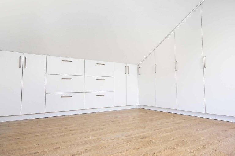 Dachboden mit Einbauschränken und Schubladen in Weiß