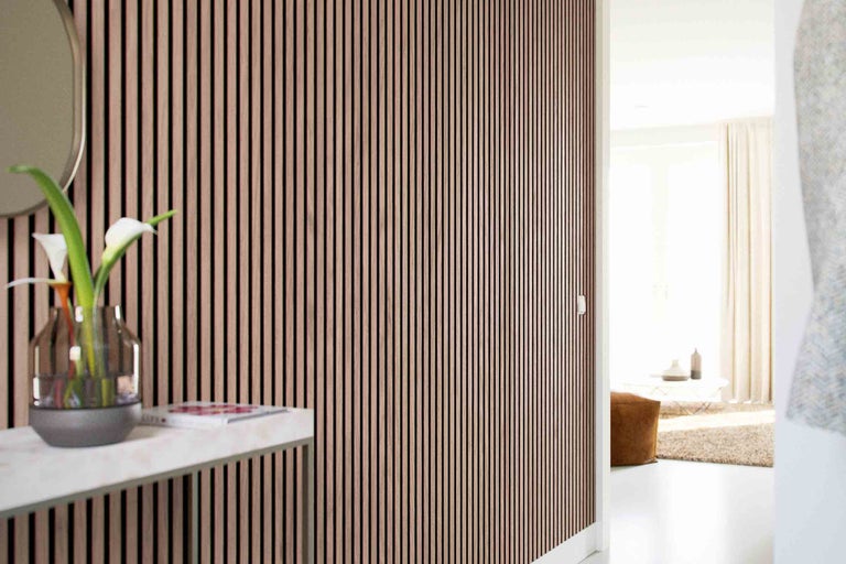 Dekorative Wandverkleidung aus Holzpaneelen im Flur