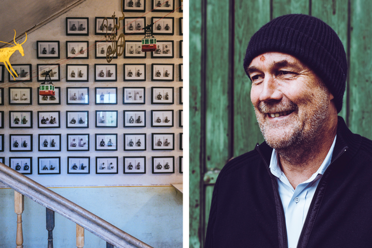 Dekorative Wand mit gerahmten Fotos und Treppe sowie ein Mann mit Mütze