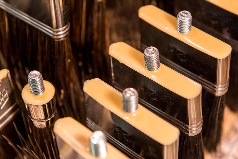 Mehrere Lackierpinsel mit Kunststoffgriffen und Borsten