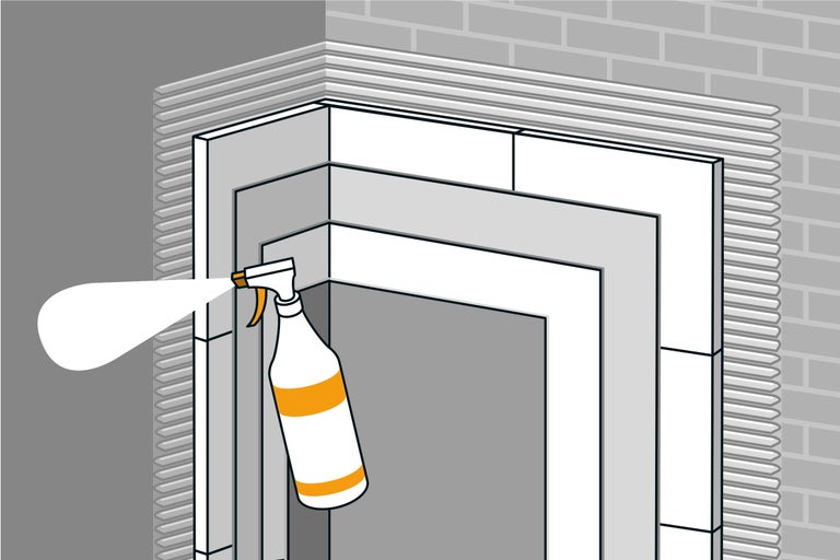 Darstellung einer Sprühflasche bei der Anwendung auf einem Fensterrahmen zur Reinigung oder Pflege.