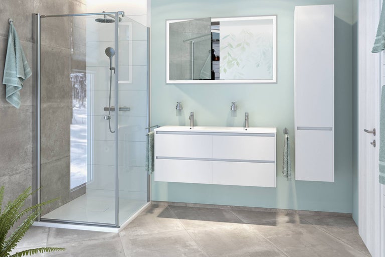 Helles Badezimmer mit Dusche, Waschbeckenunterschrank, Spiegelschrank und Hochschrank