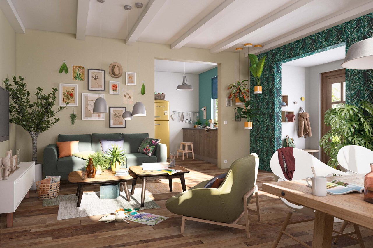 Helles Wohnzimmer mit grüner Couch, Holztischen und Dekoration