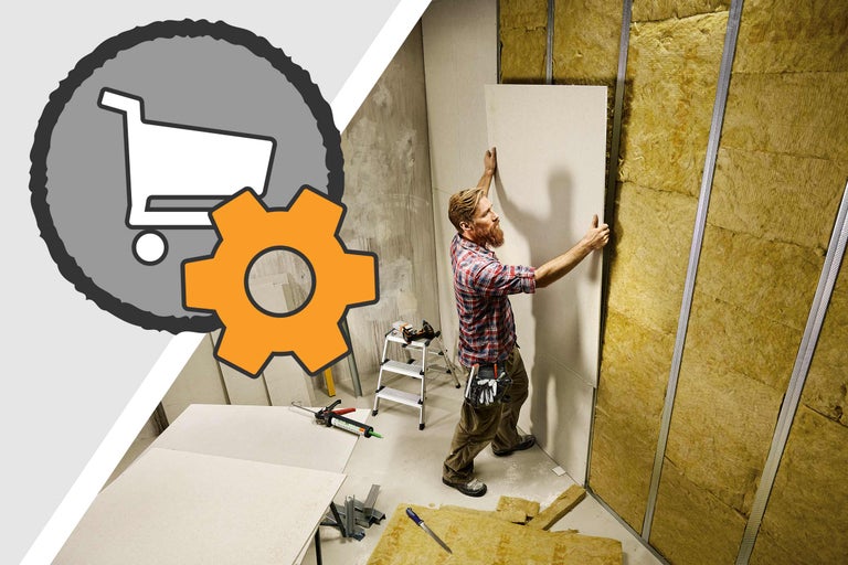 Ein Mann befestigt eine Gipskartonplatte an einer Wand mit Dämmmaterial und Metallprofilen. Im Vordergrund befindet sich ein Symbol aus Einkaufswagen und Zahnrad.