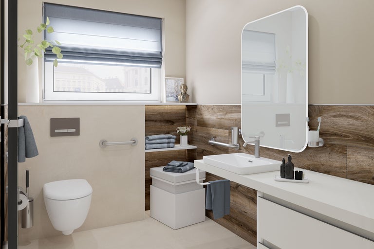 Helles Badezimmer mit Toilette, Waschtisch, Spiegel und Handtüchern