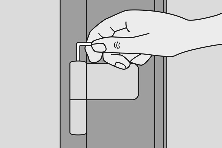 Darstellung der Bedienung eines Fensterbeschlags mit einem Stiftschlüssel.