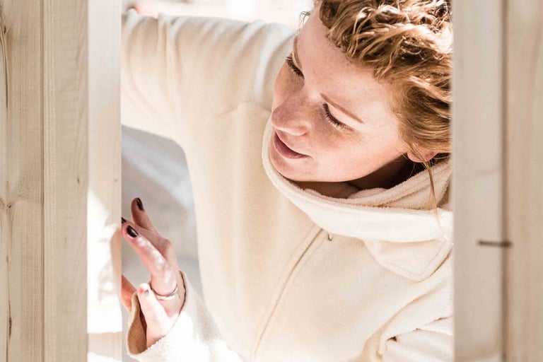 Frau mit Kapuzenpullover aus Holz