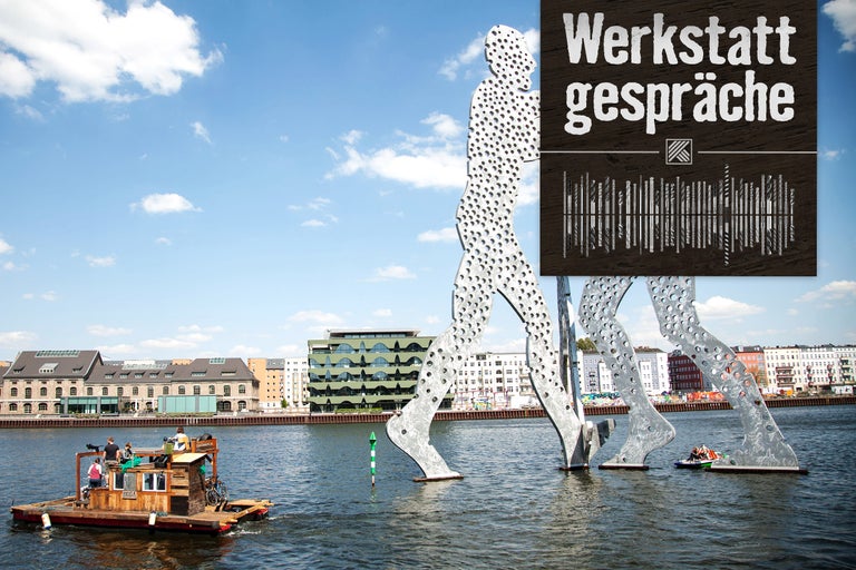 Werkstatt Gespräche Titelbild mit Molecule Man Skulptur im Fluss Spree in Berlin