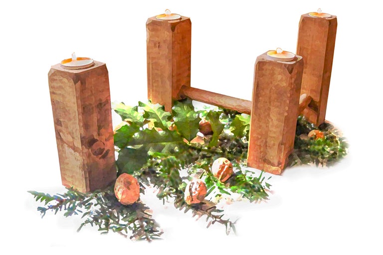 Adventskranz mit vier Kerzen und Tannengrün als Tischdekoration