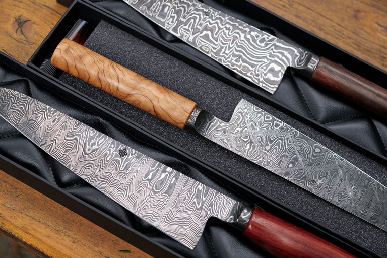 Drei Damastmesser mit Holzgriffen in einer Geschenkbox