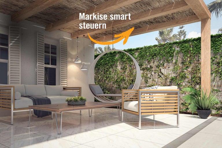 Terrasse mit Sitzgelegenheiten, Tisch und Hängekorb