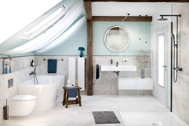 Helles Badezimmer mit Badewanne, Dusche, Waschbecken und Toilette unter einem Dachfenster