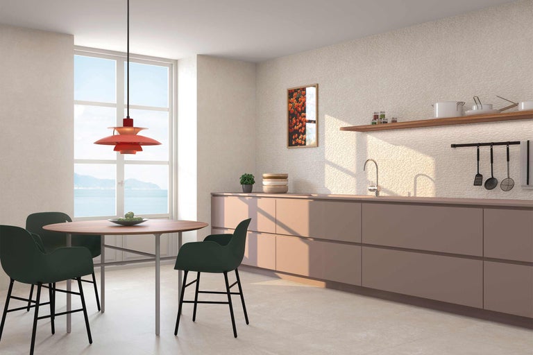 Helle Küche mit Esstisch, Stühlen und Küchenzeile.