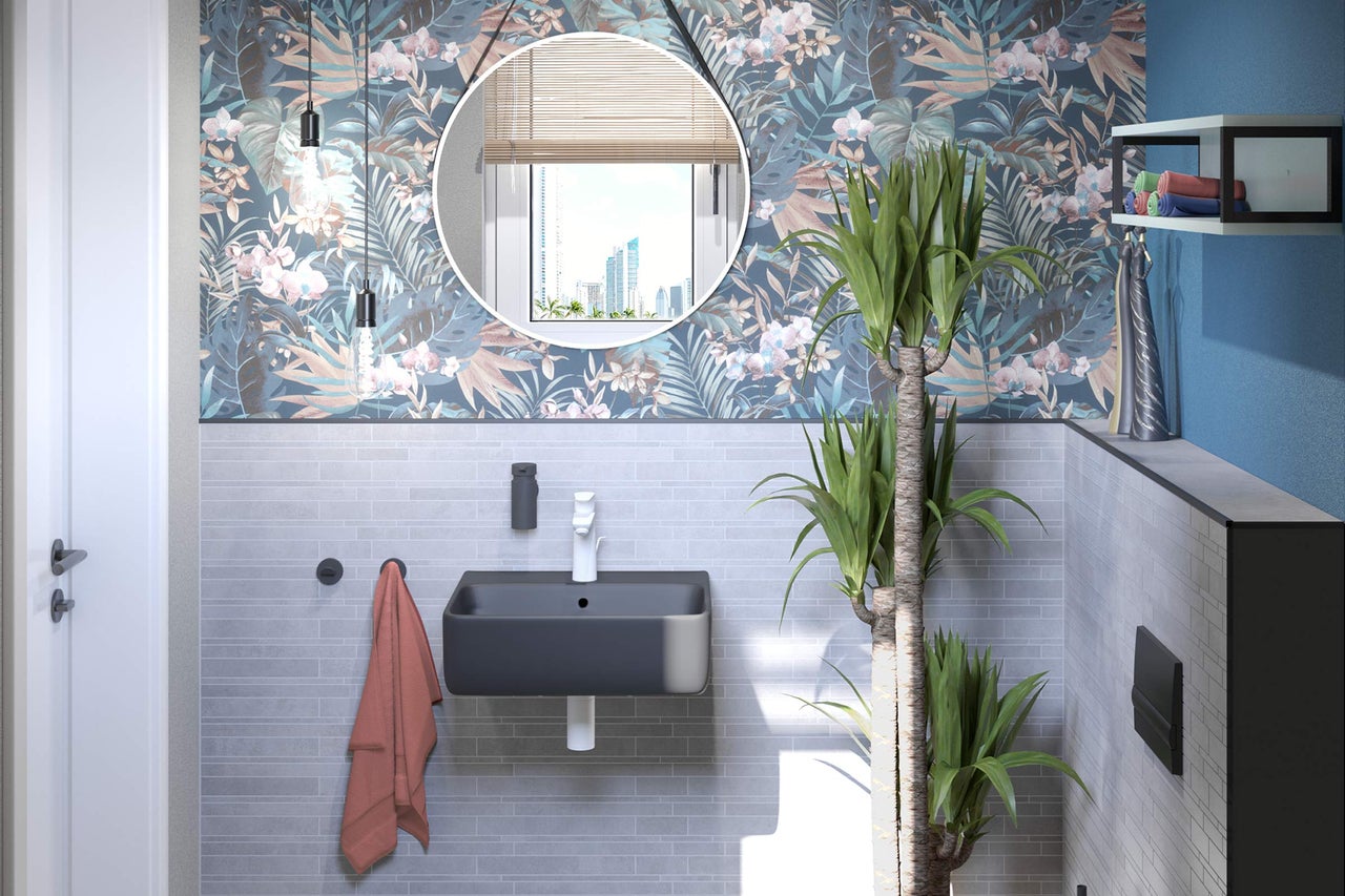 Badezimmer mit Waschbecken, Spiegel und floraler Tapete