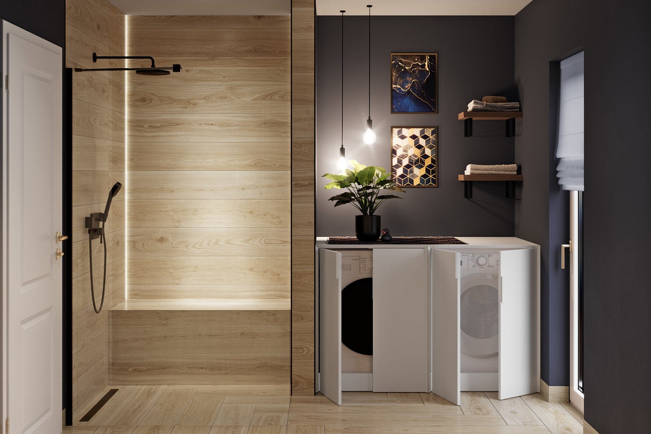 Modernes, organisiertes Badezimmer mit begehbarer Dusche in Holzoptik, schwarzen Armaturen und weißem Waschmaschinenschrank.