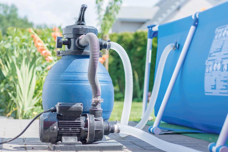 Sandfilteranlage mit Pool im Außenbereich
