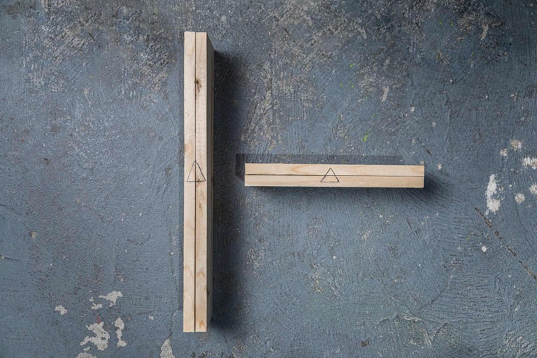 Zwei Holzstücke mit Dreieckssymbol