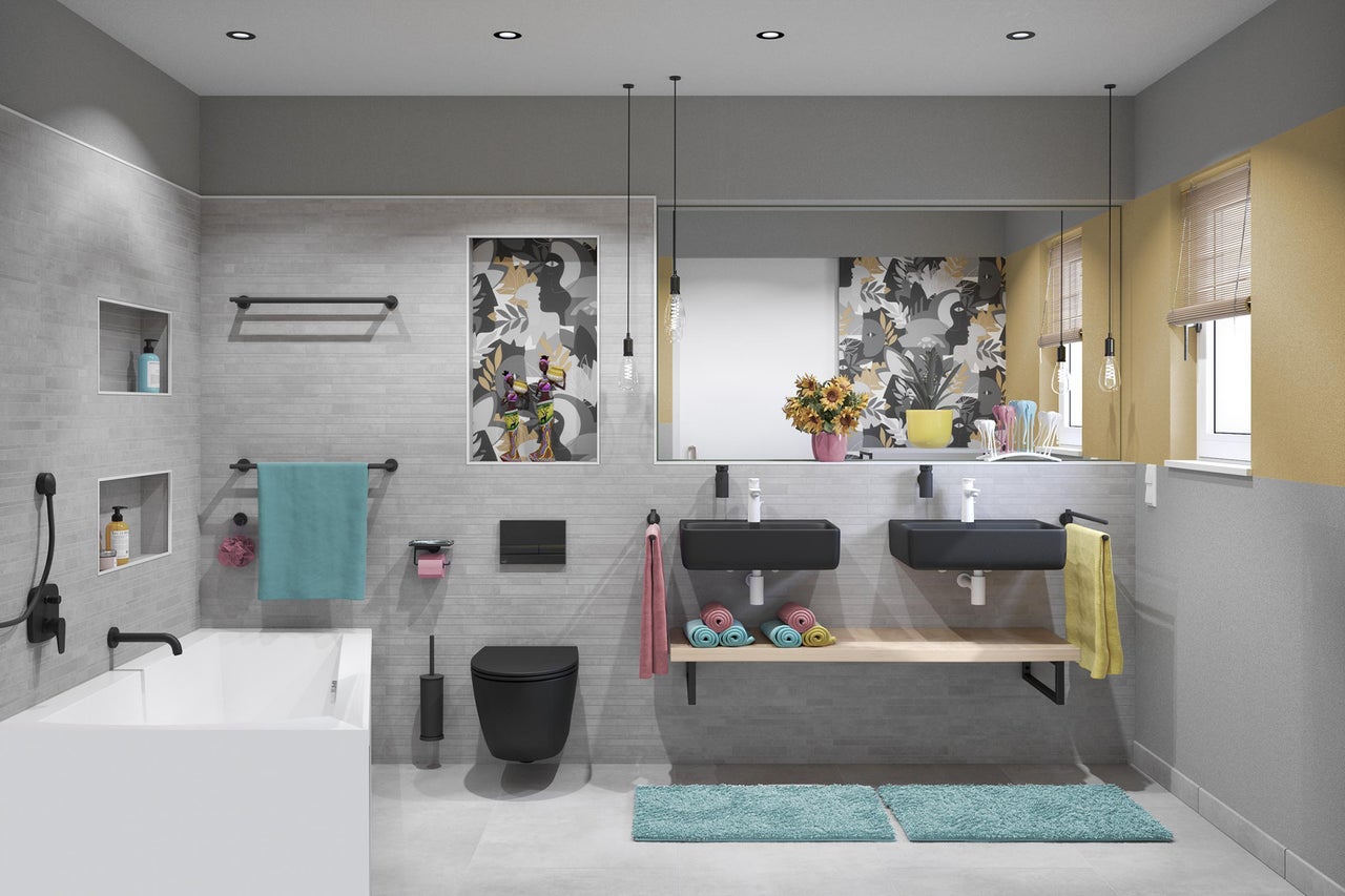 Helles Badezimmer mit Badewanne, Waschtischen und Toilette