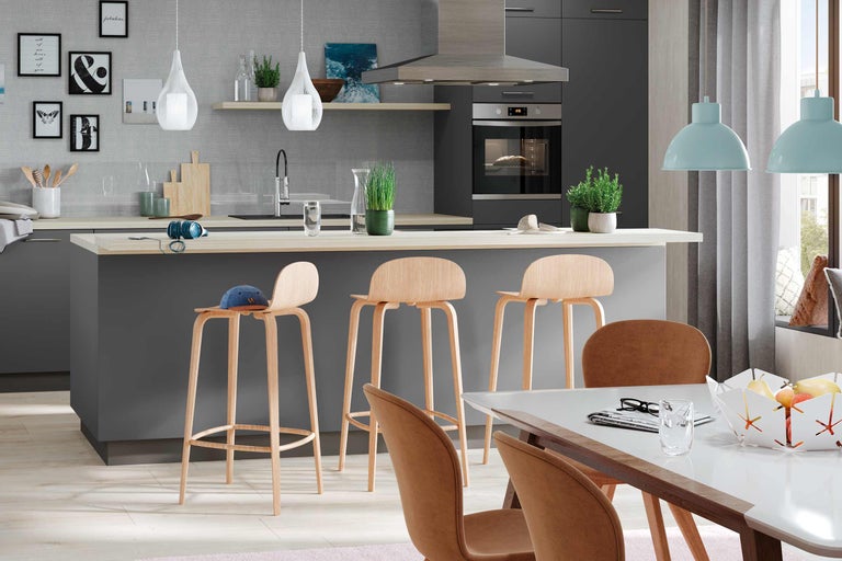 Helle Küche mit Barhockern, Esstisch und modernen Geräten