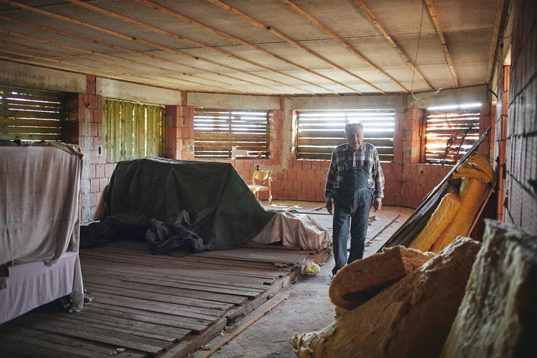 Innenaufnahme eines Raumes im Rohbau mit Fensteröffnungen und Dämmmaterial