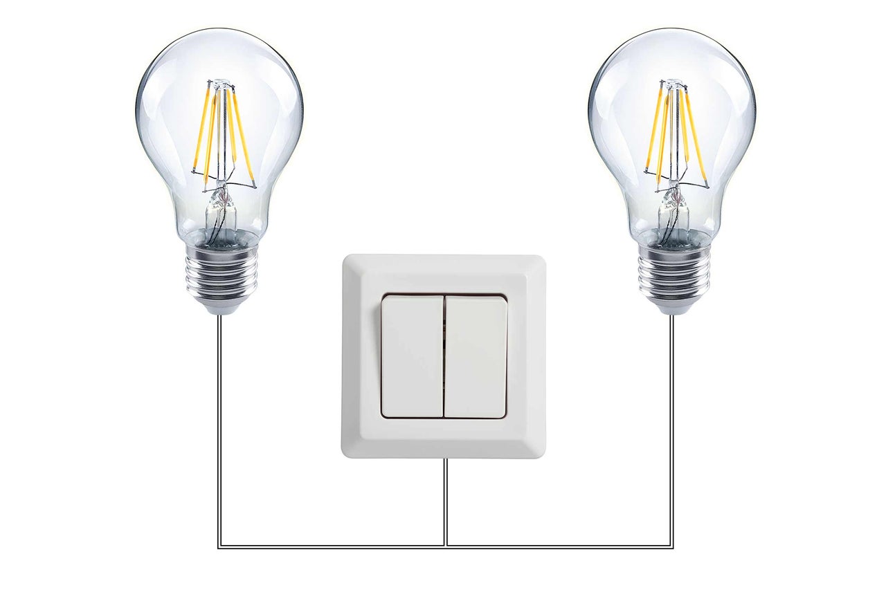 Zwei Glühbirnen mit einem Lichtschalter verbunden