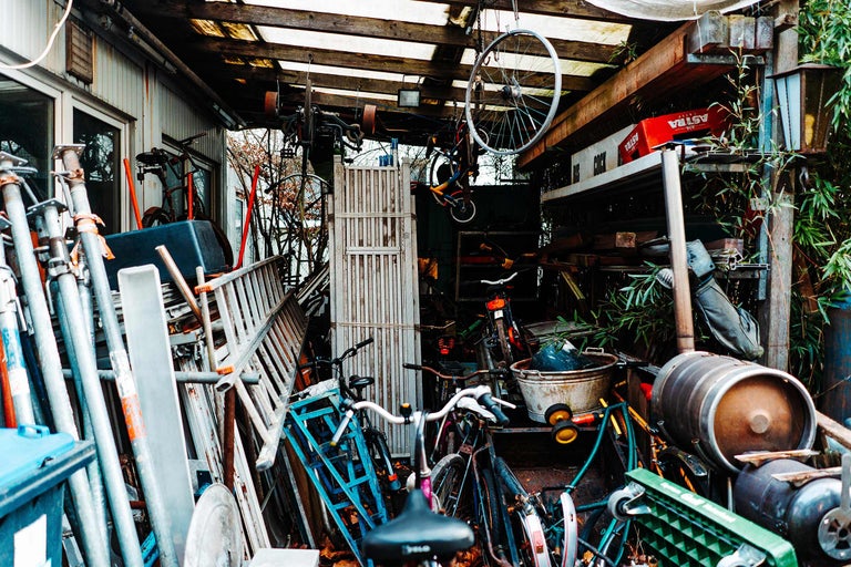 Ansicht eines überfüllten Schuppens mit Fahrrädern, Leitern und anderen Gegenständen