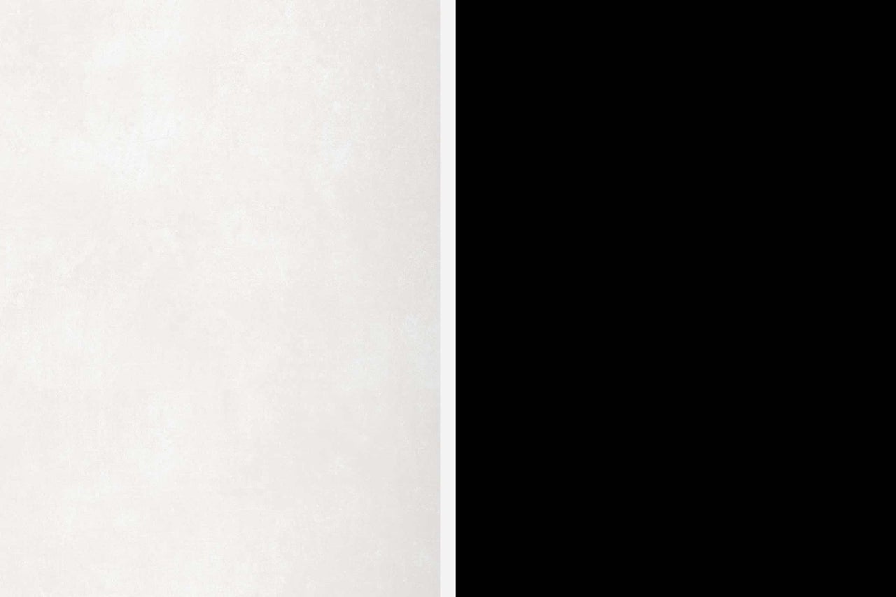 Helle Wandfliese neben schwarzer Fläche