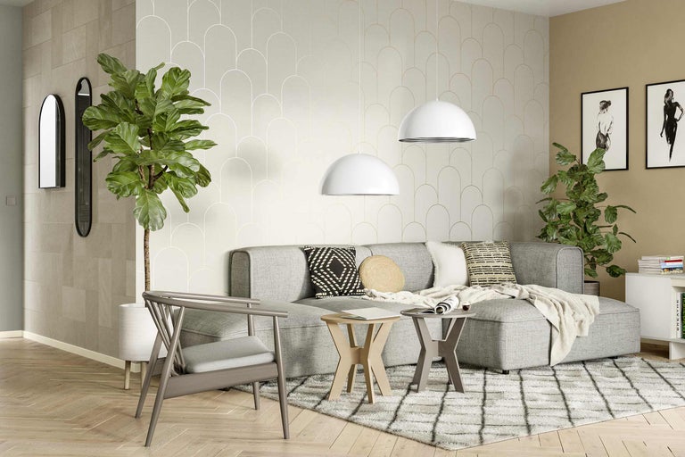 Wohnzimmer mit Sofa, Sessel, Teppich und Zimmerpflanzen