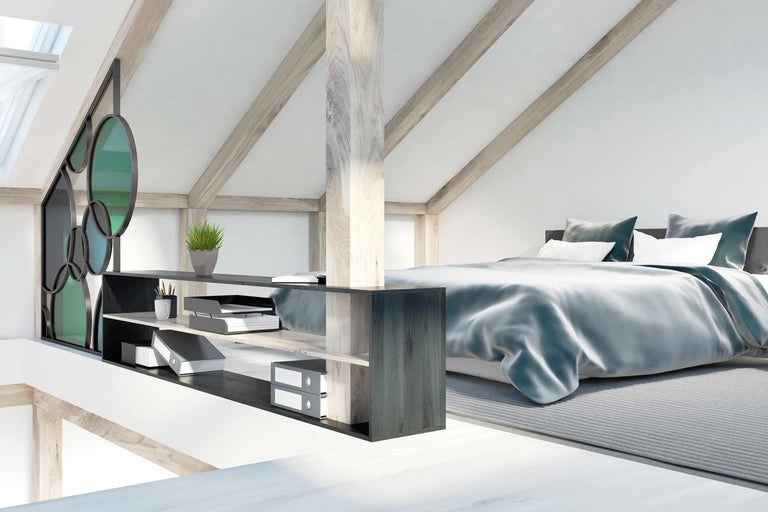 Helles Schlafzimmer im Dachgeschoss mit Bett und Regal