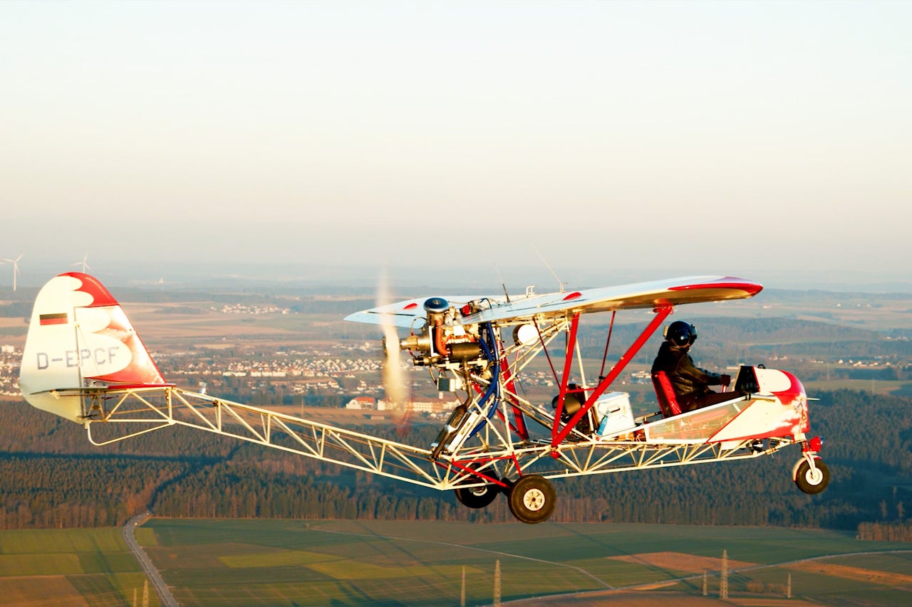 Ultraleichtflugzeug im Flug mit Pilot