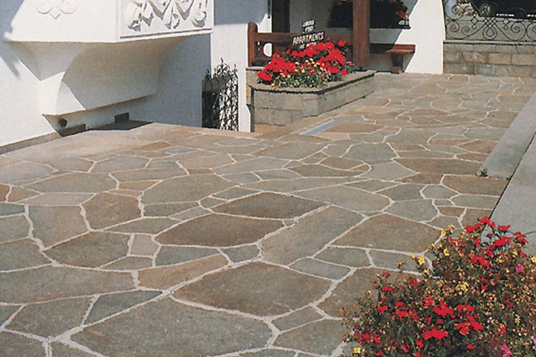 Außenbereich mit Polygonalplatten ausgelegt