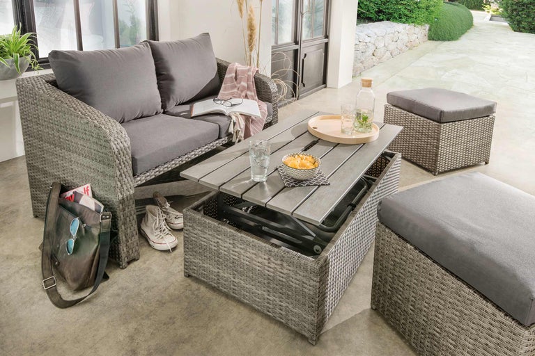 Gartensitzgruppe mit Sofa, Hocker und höhenverstellbarem Tisch auf einer Terrasse
