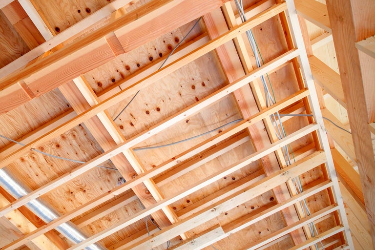 Holzrahmenkonstruktion mit Deckenbalken und Kabeln